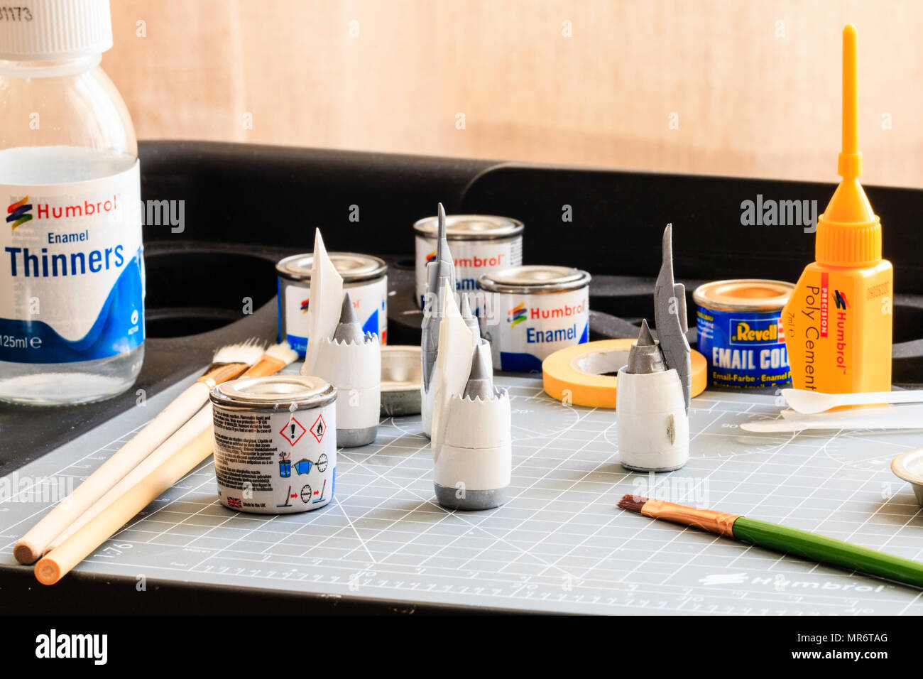 Modello in plastica rendendo hobby. Quattro motori a getto costruito sulla base di un piano di lavoro con vernici, spazzole e nastro adesivo. Foto Stock