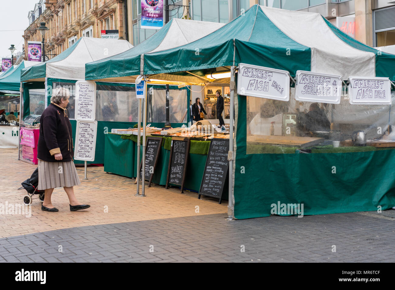 LONDON, Regno Unito - MAR 2018: Pesce monger alla strada del mercato di Bromley Foto Stock
