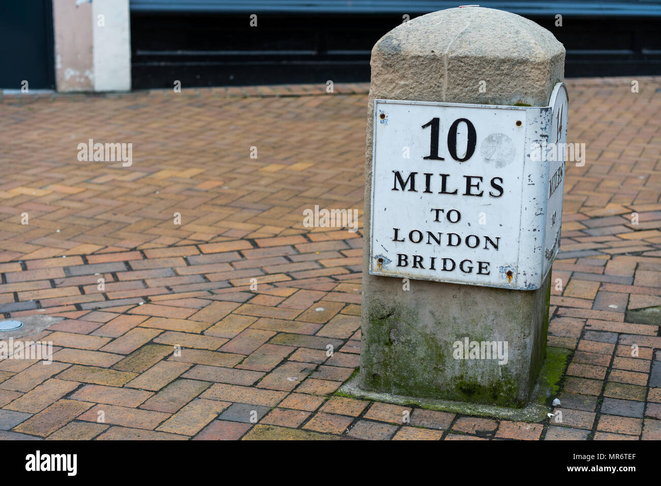 LONDON, Regno Unito - MAR 2018: dieci miglia a London Bridge pietra miliare sulla Bromley High Street a Londra sud Foto Stock