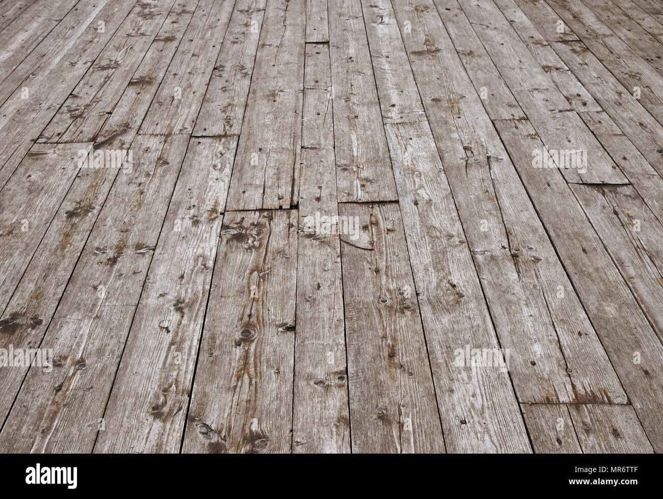 Vecchio rustico vintage invecchiato antiche tavole di legno la superficie del pavimento con interspazi, diminuendo prospettiva, ad alto angolo di visione Foto Stock