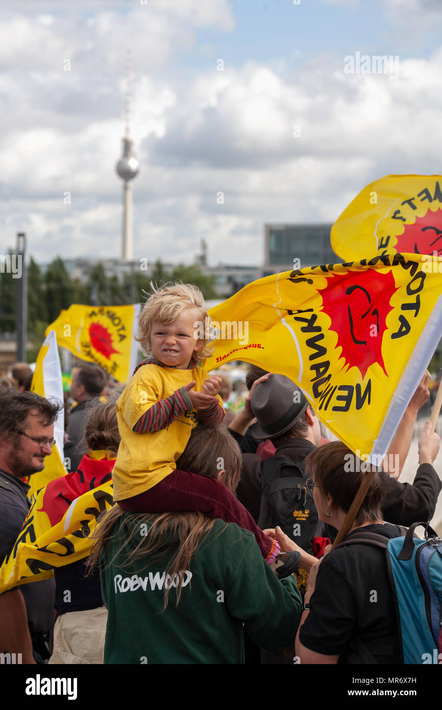 Rally contro l'energia nucleare di fronte alla stazione principale di Berlino il 5 settembre, 2009. Foto Stock