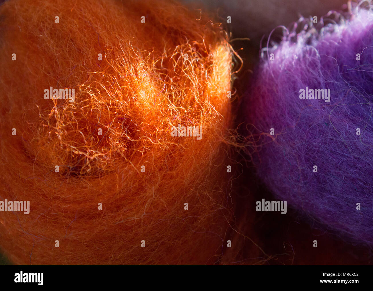 ' Arancione e Viola lana". La lana è essenziale al fine di feltro. Foto Stock