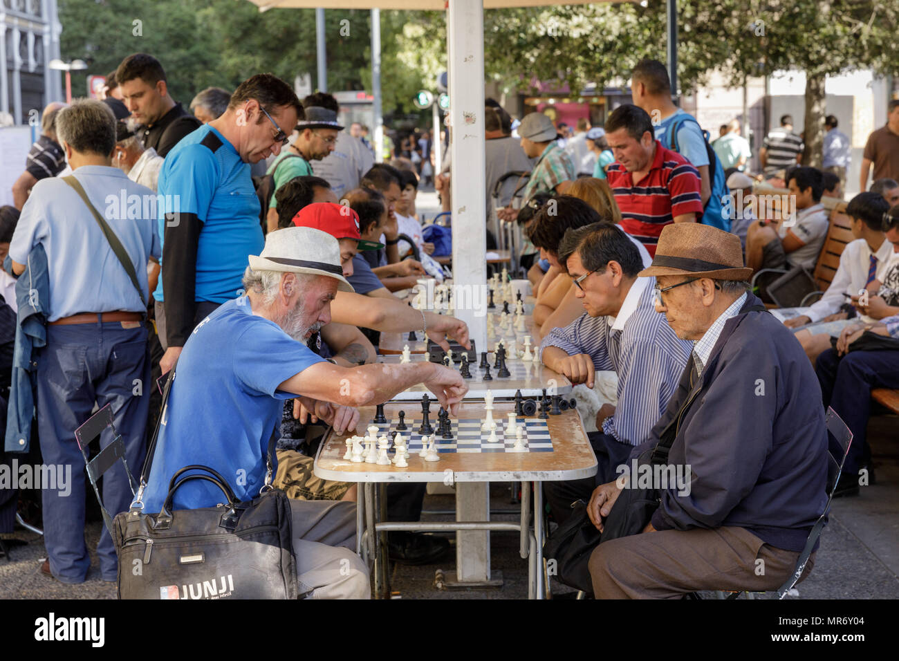 Santiago del Cile: Gli scacchi sono un passatempo popolare con gli uomini alla Plaza de Armas. Foto Stock