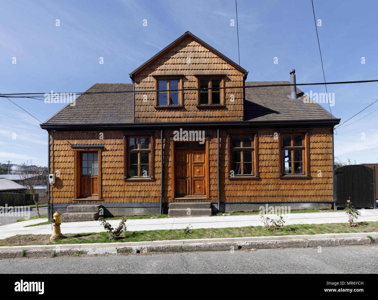 Puerto Varas, Distretto dei Laghi, Cile: storica restaurata casa coperto di scandole tradizionale, chiamato tejuelas. Foto Stock