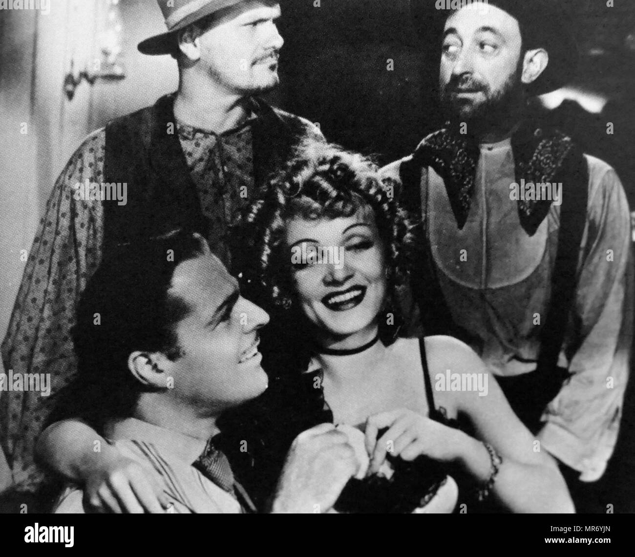 Destry Rides è ancora una volta un 1939 western interpretato da Marlene Dietrich e James Stewart e diretto da George Marshall. Il cast di supporto include Mischa Auer, Charles Winninger, Brian Donlevy, Allen Jenkins, Irene Hervey, Billy Gilbert, Bill Cody, Jr., Lillian Yarbo e n.a. Merkel. Sebbene il titolo deriva dal marchio Max del popolare romanzo, che ha ispirato il precedente sceneggiatura con Tom Mix, questa versione è quasi completamente indipendente o. Foto Stock
