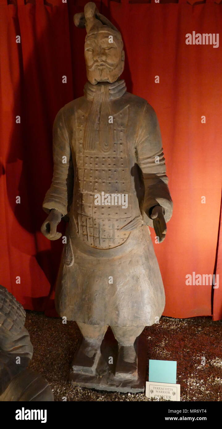 Riproduzione di una figura dall'Esercito di Terracotta del soldato e cavallo funeraria, statue, raffiguranti gli eserciti di Qin Shi Huang, il primo imperatore della Cina. Si tratta di una forma di arte funeraria sepolti con l'imperatore nel 210-209 a.e.v. e il cui scopo era quello di proteggere l'imperatore nel suo aldilà. Le figure risalenti circa alla fine del terzo secolo a.c. sono stati scoperti nel 1974 dagli agricoltori locali nel distretto di Lintong, Xi'an, provincia di Shaanxi. Foto Stock