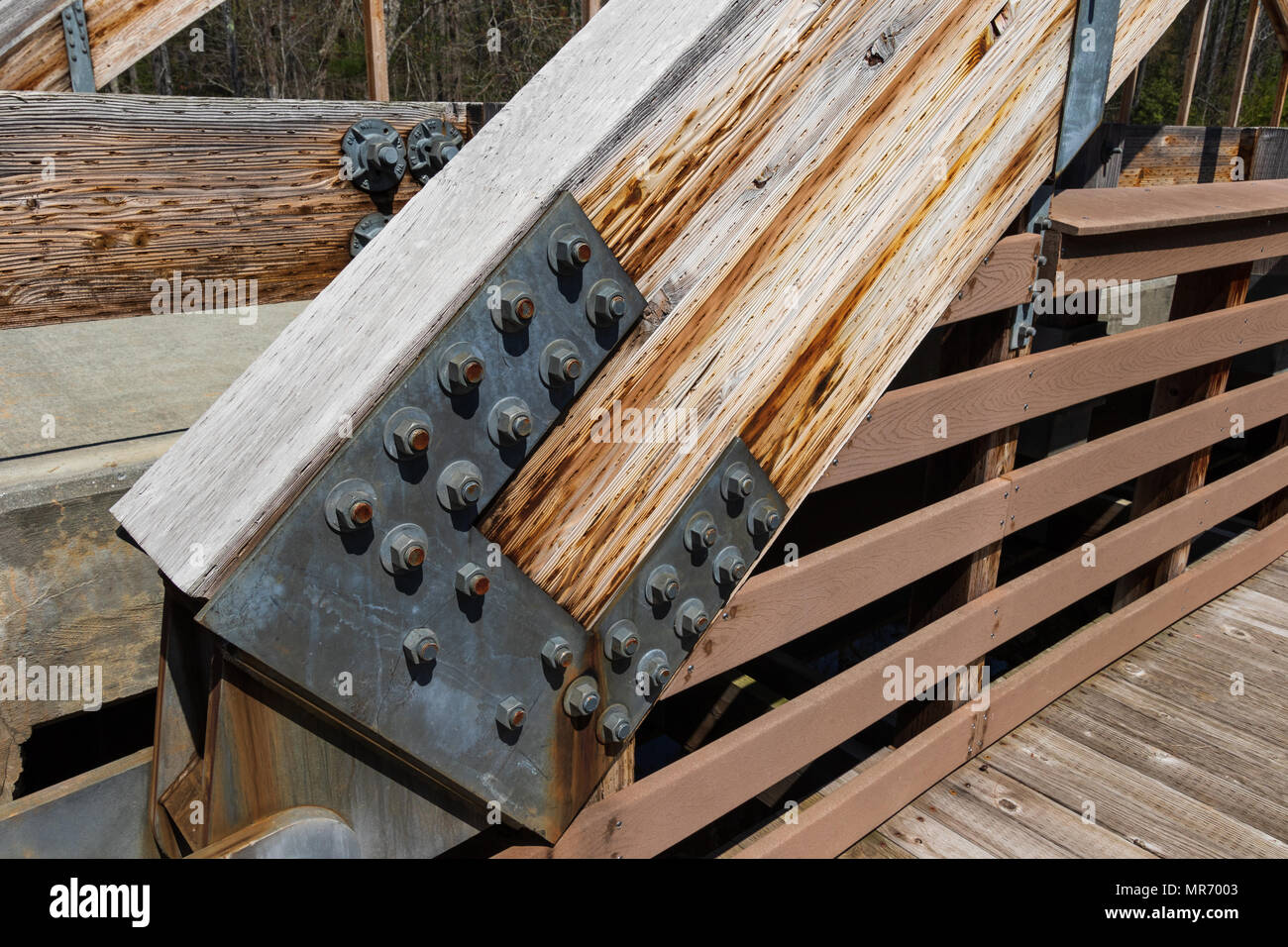 Il lago di stato James Park, NC, Stati Uniti d'America-12 aprile 18: in legno laminato ponte di travatura reticolare, mostrante il dettaglio della staffa in acciaio laminato di fissaggio a prua con base in acciaio. Foto Stock