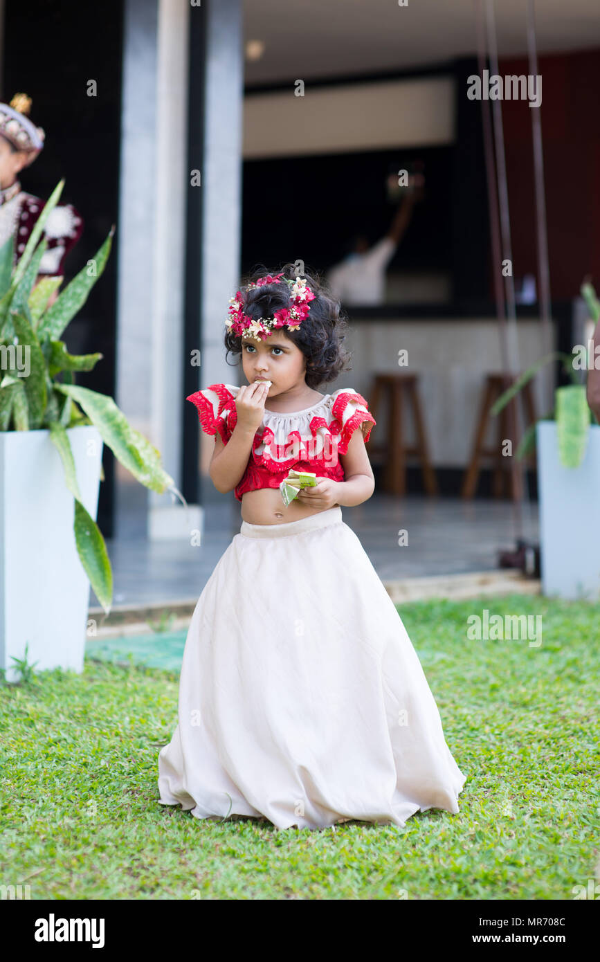 SRI LANKA - 26 ottobre 2017: dello Sri Lanka bambino in abito tradizionale in giardino Foto Stock