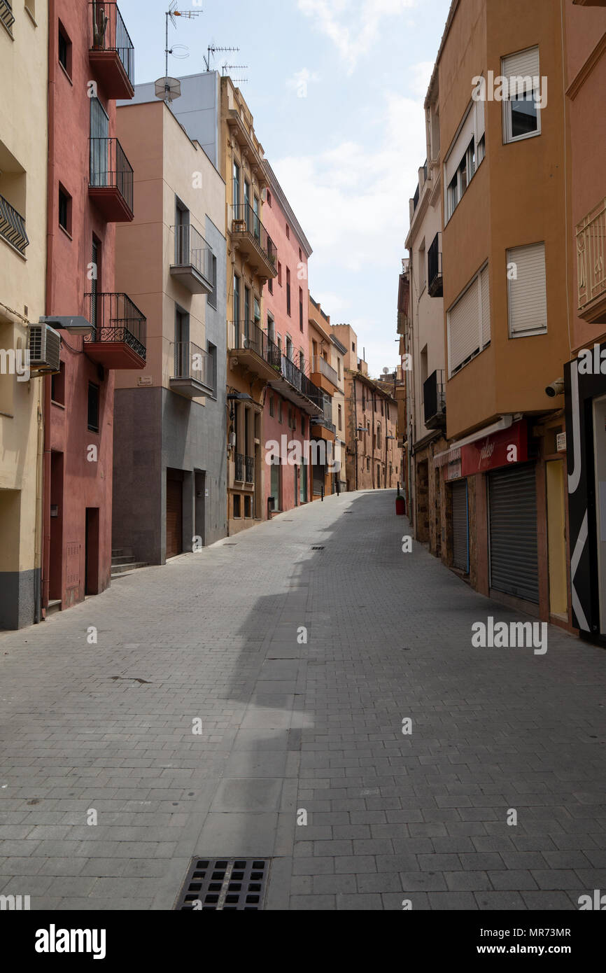 Assonnato back street Carrer de la Roda nella cittadina balneare di Palamos sullo spagnolo Costa Brava Foto Stock