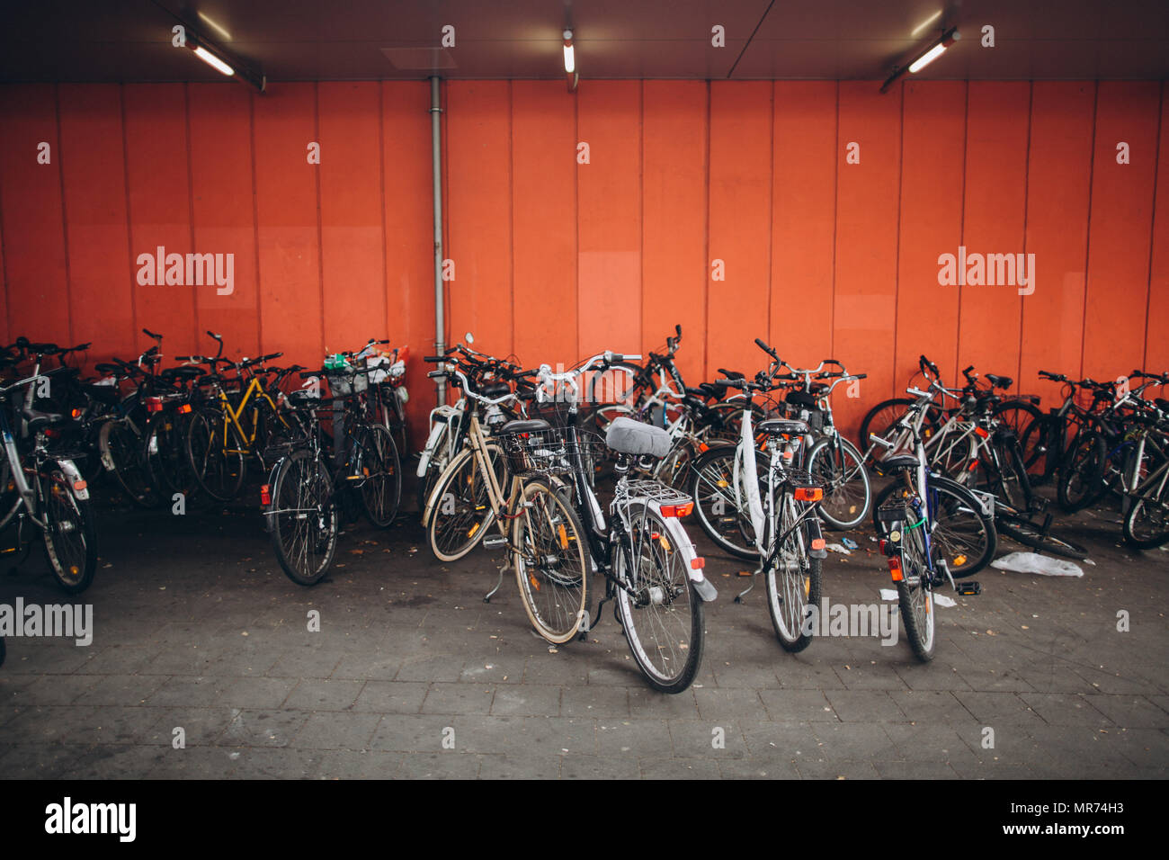 Amburgo, Germania - 4 sett 2016: scena urbana con disposti biciclette su strada, Amburgo, Germania Foto Stock