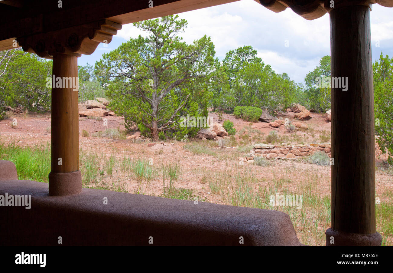 Vista della macchia circostante deserto Pecos National Historical Park, come si vede dalla sede del parco edificio. Foto Stock