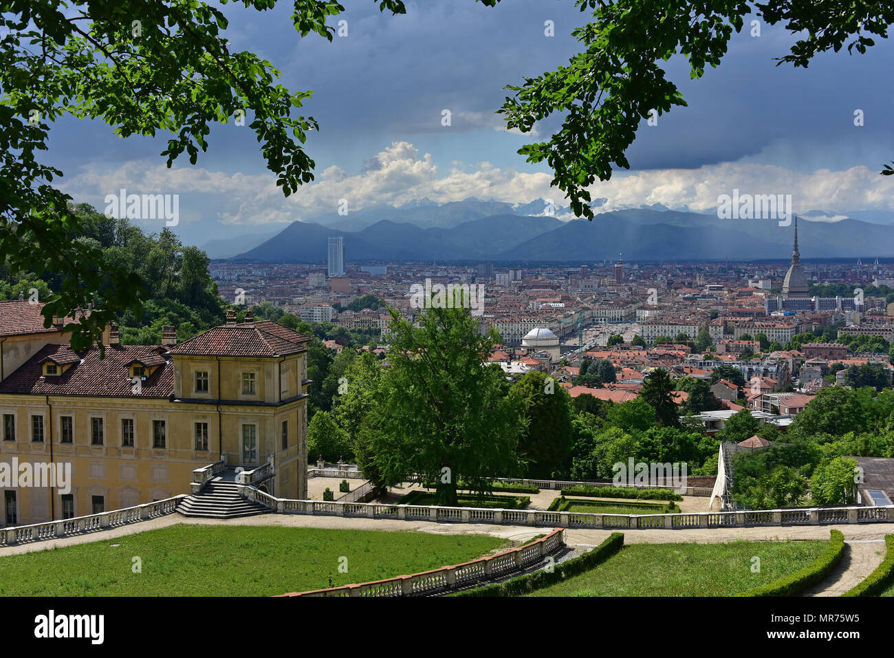 Villa della Regina, vista sullo skyline di Torino da giardini formali con le Alpi in lontananza, Torino, Italia Foto Stock