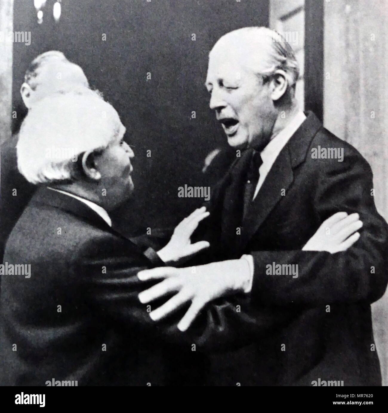 Incontro tra il primo ministro britannico Harold Macmillan (a destra) e il leader israeliano David Ben Gurion all'esterno 10 di Downing Street a Londra 1961. David Ben-Gurion (1886 - 1973), laburista israeliano politico e Primo Ministro di Israele. Maurice Harold Macmillan, primo Earl of Stockton, (1894 - 1986), statista britannico del partito conservatore che ha servito come Primo Ministro del Regno Unito dal 1957 al 1963. Foto Stock