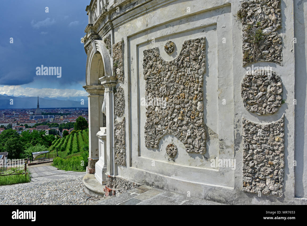 Villa della Regina, dettaglio della parete belvedere con lo skyline di Torino a sinistra con il molo e le Alpi in lontananza, Torino, Italia Foto Stock