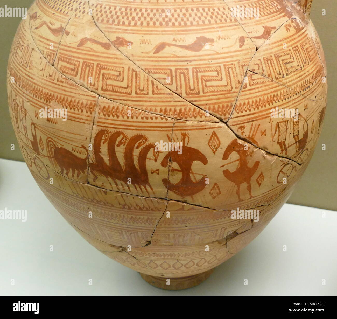 Anfora di grandi dimensioni (Storage Jar) abbellito con una configurazione a meandro e carri e cavalli. Attribuito al pittore greco, Anavissos. Realizzati in Atene, 735-720 A.C. Foto Stock