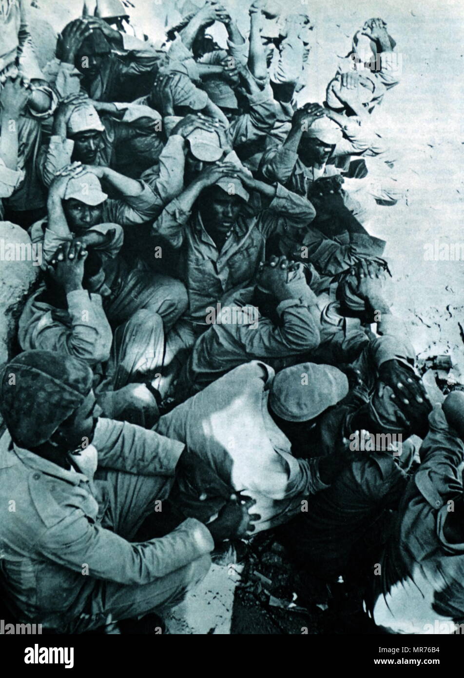 Truppe israeliane egiziano di cattura i soldati come prigionieri di guerra, nel Sinai egiziana regione, durante la guerra dei sei giorni 1967 Foto Stock