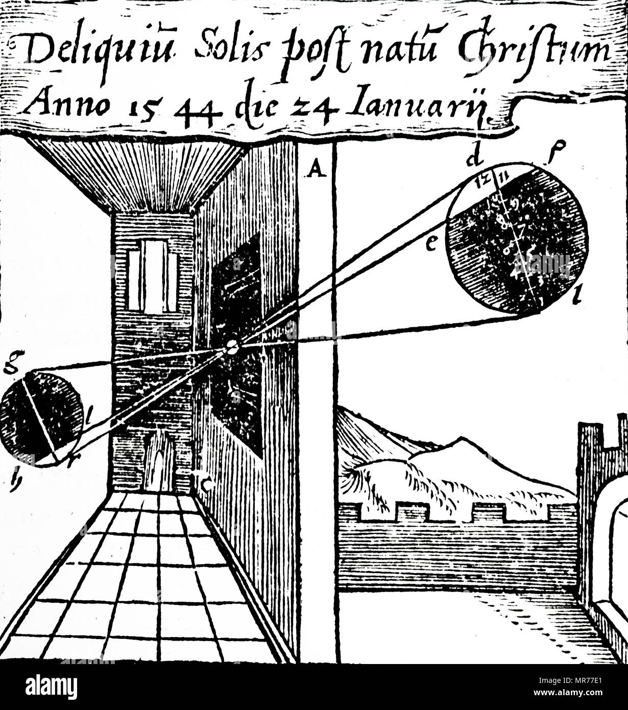 Woodblock incisione raffigurante la proiezione di una parziale eclissi solare attraverso un piccolo foro. Datata xvi secolo Foto Stock