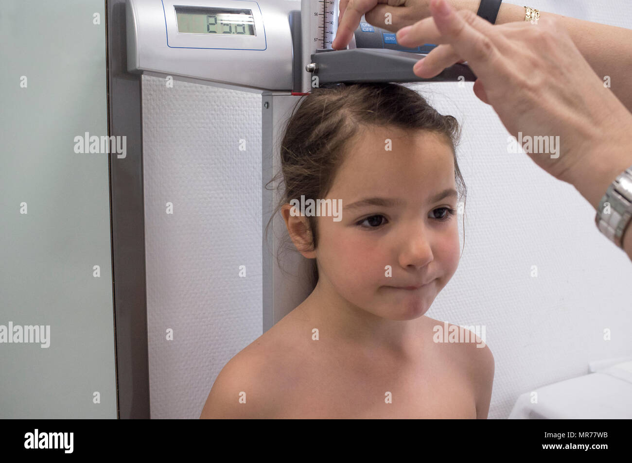 Medico misurare bambina di altezza al centro di assistenza sanitaria. Periodico riesame pediatrico concept Foto Stock