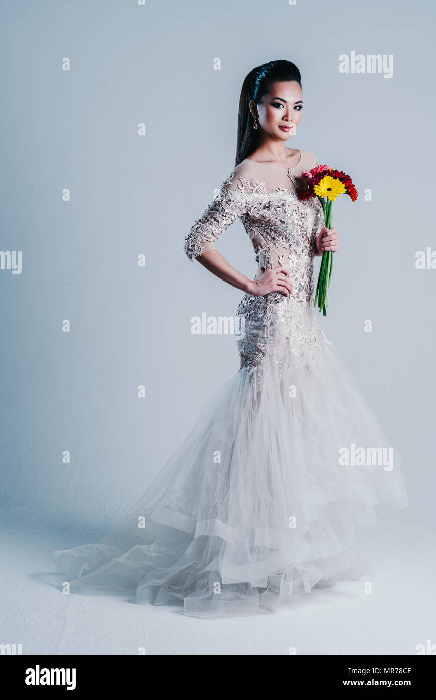 Giovane donna asiatica in abito con fiori ritratto di moda Foto Stock