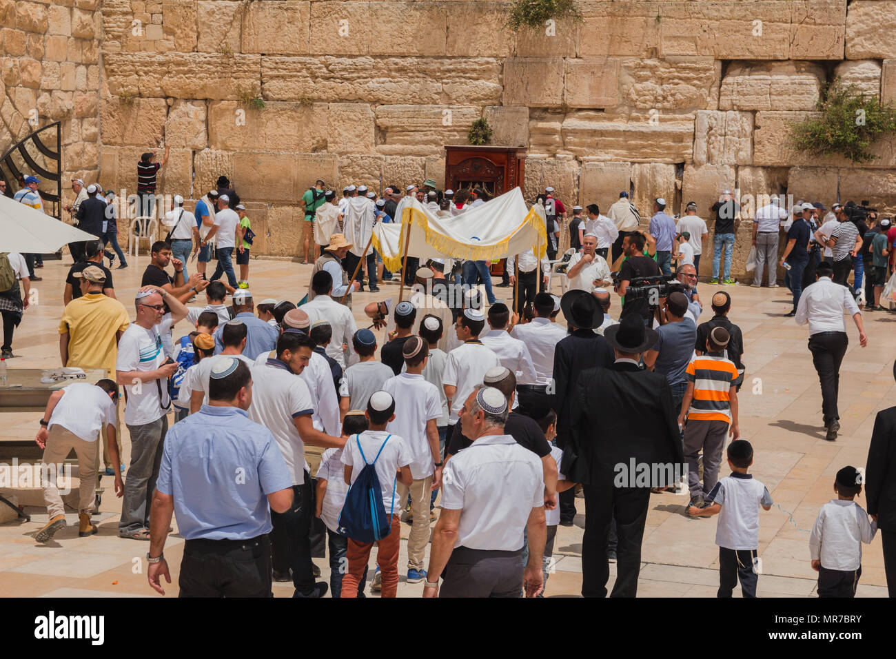 Gerusalemme, Israele - 9 Maggio 2016: ebraica adoratori di raccogliere per un bar mitzvà rituale presso il Muro Occidentale di Gerusalemme. Foto Stock