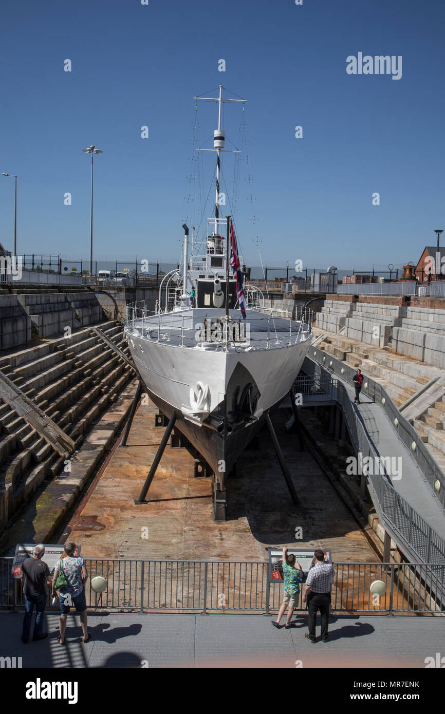 HMS M 33 nel centro storico di Portsmouth darsene, Sussex, Regno Unito Foto Stock