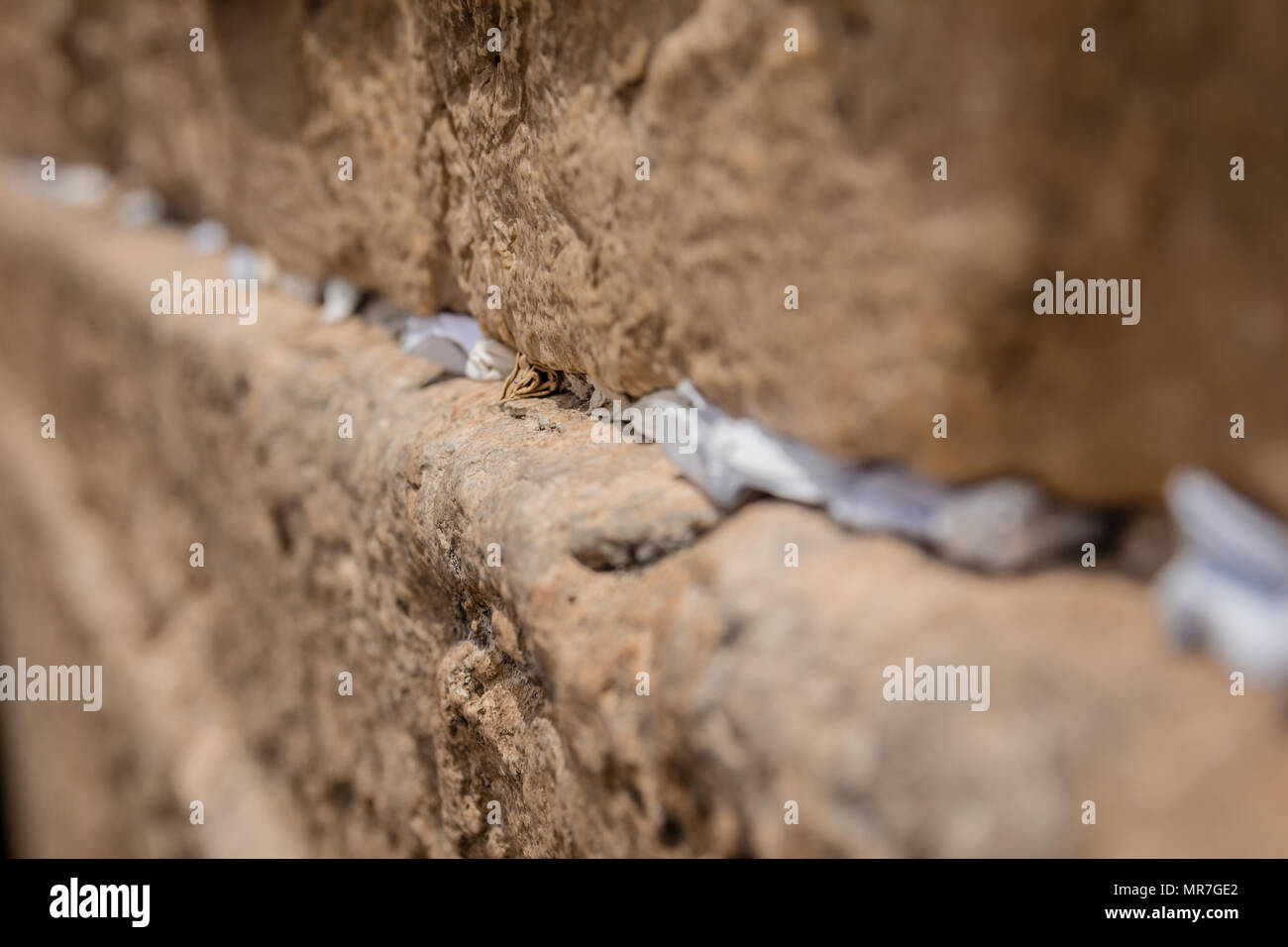 Note a Dio nelle fessure tra i mattoni della parete occidentale nella città vecchia di Gerusalemme in Israele. Foto Stock