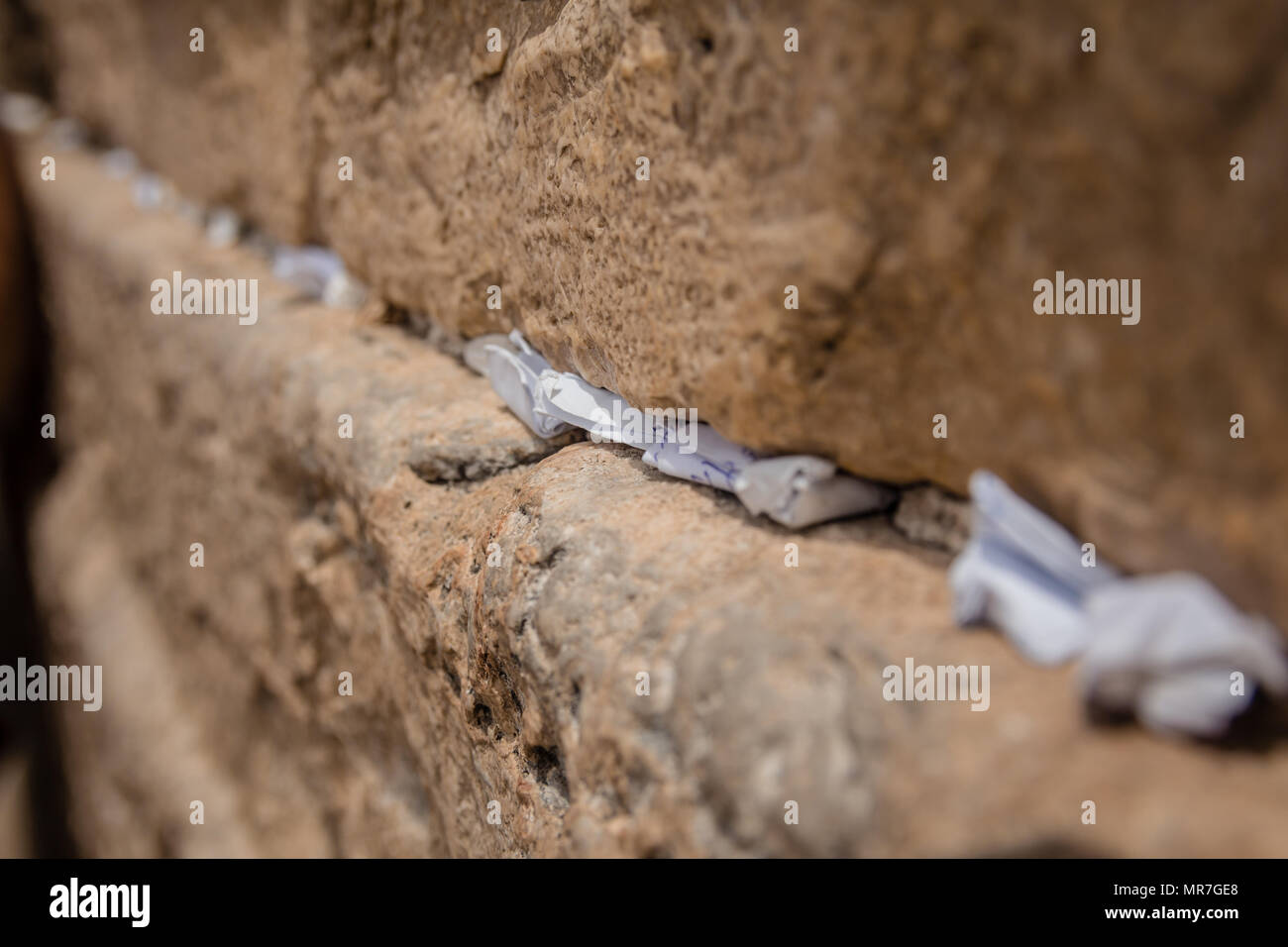 Note a Dio nelle fessure tra i mattoni della parete occidentale nella città vecchia di Gerusalemme in Israele. Foto Stock