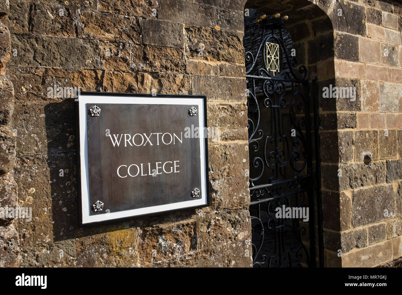 Un vecchio cancello di ingresso SIGN di Fairleigh Dickinson University, già Wroxton College a Wroxton, vicino a Banbury, Oxfordshire Foto Stock