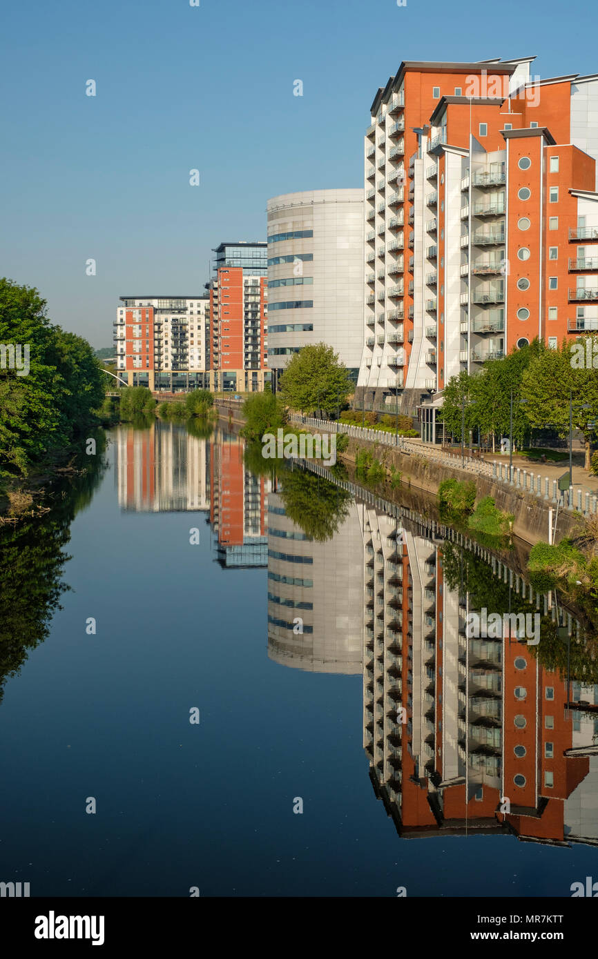 Waterfront uffici e appartamenti al di fuori di Whitehall Quay sul fiume Aire a Leeds, nello Yorkshire, Regno Unito. Foto Stock