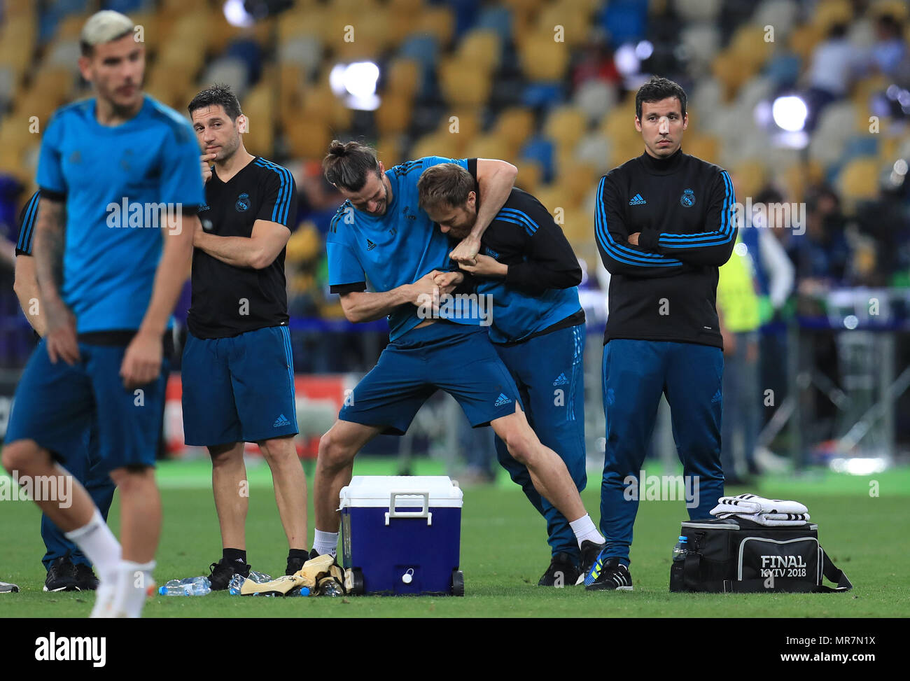 Del Real Madrid in Gareth Bale mette un compagno di squadra in una headlock durante la sessione di formazione presso la società NSK Olimpiyskiy Stadium, Kiev. Foto Stock