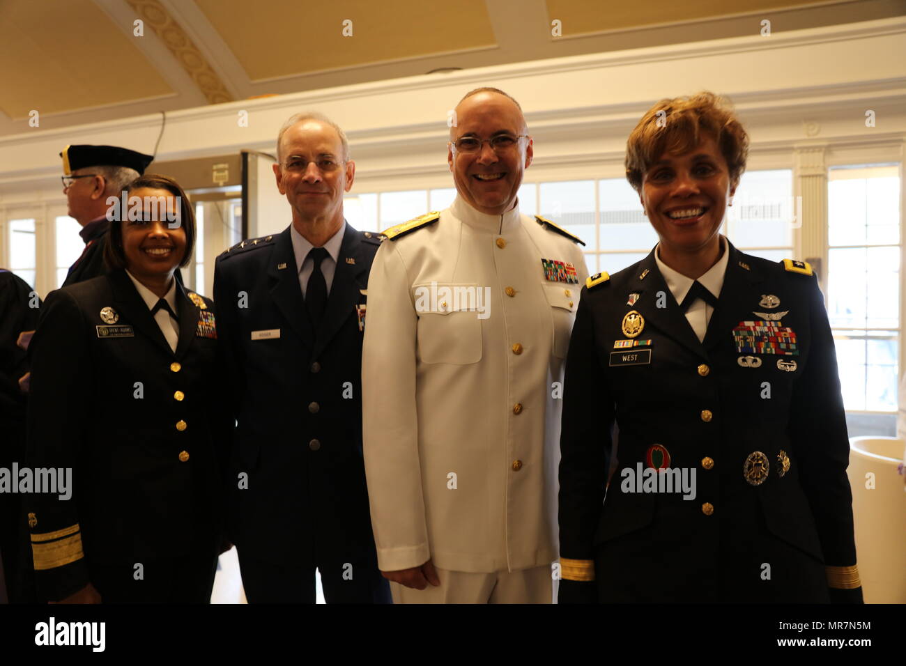 Da sinistra a destra: U.S. La sanità pubblica Chirurgo generale ammiraglio posteriore Sylvia Trent-Adams, U.S. Air Force Chirurgo generale Lt. Gen. Mark Ediger, U.S. Navy Chirurgo generale Vice Ammiraglio Forrest Faison, E DEGLI STATI UNITI Army Surgeon General Nadja West. Durante i servizi in uniforme Università di Scienze della Salute inizio esercizio il 20 maggio la laurea studenti di medicina recitato i loro rispettivi servizi di messa in servizio prestato giuramento, guidati individualmente da ciascuno del chirurgo generali. Foto Stock