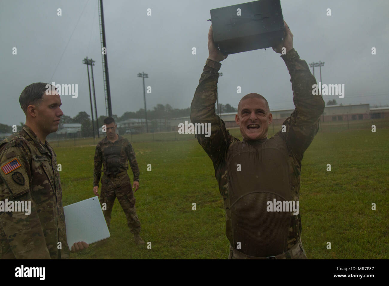 Un paracadutista assegnato al primo battaglione, 508th Parachute Reggimento di Fanteria, 3° Brigata Team di combattimento, ottantaduesima Airborne Division, overhead preme un possibile di munizioni all'ottantaduesima Abn. Div. Combattere la Fitness Test durante tutta la settimana americana 100 sul campo del luccio, Fort Bragg, N.C., 23 maggio 2017. Durante tutta la settimana americana 100, Paracadutisti da tutta la divisione gareggiato nel calcio, softball, bandiera calcio, Tug-of-War, combatives, boxe, una squadra migliore concorrenza, un combattimento fitness test e un piccolo gruppo di paracadutisti concorso per vantarsi dei propri diritti e un colpo a 'Best battaglione.' tutti Americani Wee Foto Stock
