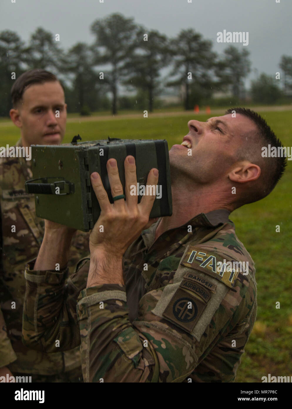 Un paracadutista assegnato al primo battaglione, 508th Parachute Reggimento di Fanteria, 3° Brigata Team di combattimento, ottantaduesima Airborne Division, overhead preme un possibile di munizioni all'ottantaduesima Abn. Div. Combattere la Fitness Test durante tutta la settimana americana 100 sul campo del luccio, Fort Bragg, N.C., 23 maggio 2017. Durante tutta la settimana americana 100, Paracadutisti da tutta la divisione gareggiato nel calcio, softball, bandiera calcio, Tug-of-War, combatives, boxe, una squadra migliore concorrenza, un combattimento fitness test e un piccolo gruppo di paracadutisti concorso per vantarsi dei propri diritti e un colpo a 'Best battaglione.' tutti Americani Wee Foto Stock