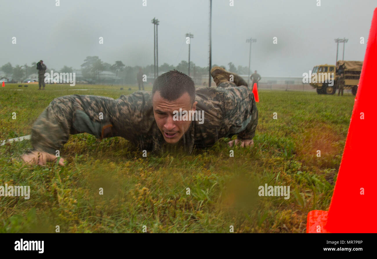 Un paracadutista assegnato al primo battaglione, 508th Parachute Reggimento di Fanteria, 3° Brigata Team di combattimento, ottantaduesima Airborne Division, completa un alto 10 metri crawl all'ottantaduesima Abn. Div. Combattere la Fitness Test durante tutta la settimana americana 100 sul campo del luccio, Fort Bragg, N.C., 23 maggio 2017. Durante tutta la settimana americana 100, Paracadutisti da tutta la divisione gareggiato nel calcio, softball, bandiera calcio, Tug-of-War, combatives, boxe, una squadra migliore concorrenza, un combattimento fitness test e un piccolo gruppo di paracadutisti concorso per vantarsi dei propri diritti e un colpo a "Battaglione migliore." Tutte le settimana americana è Foto Stock