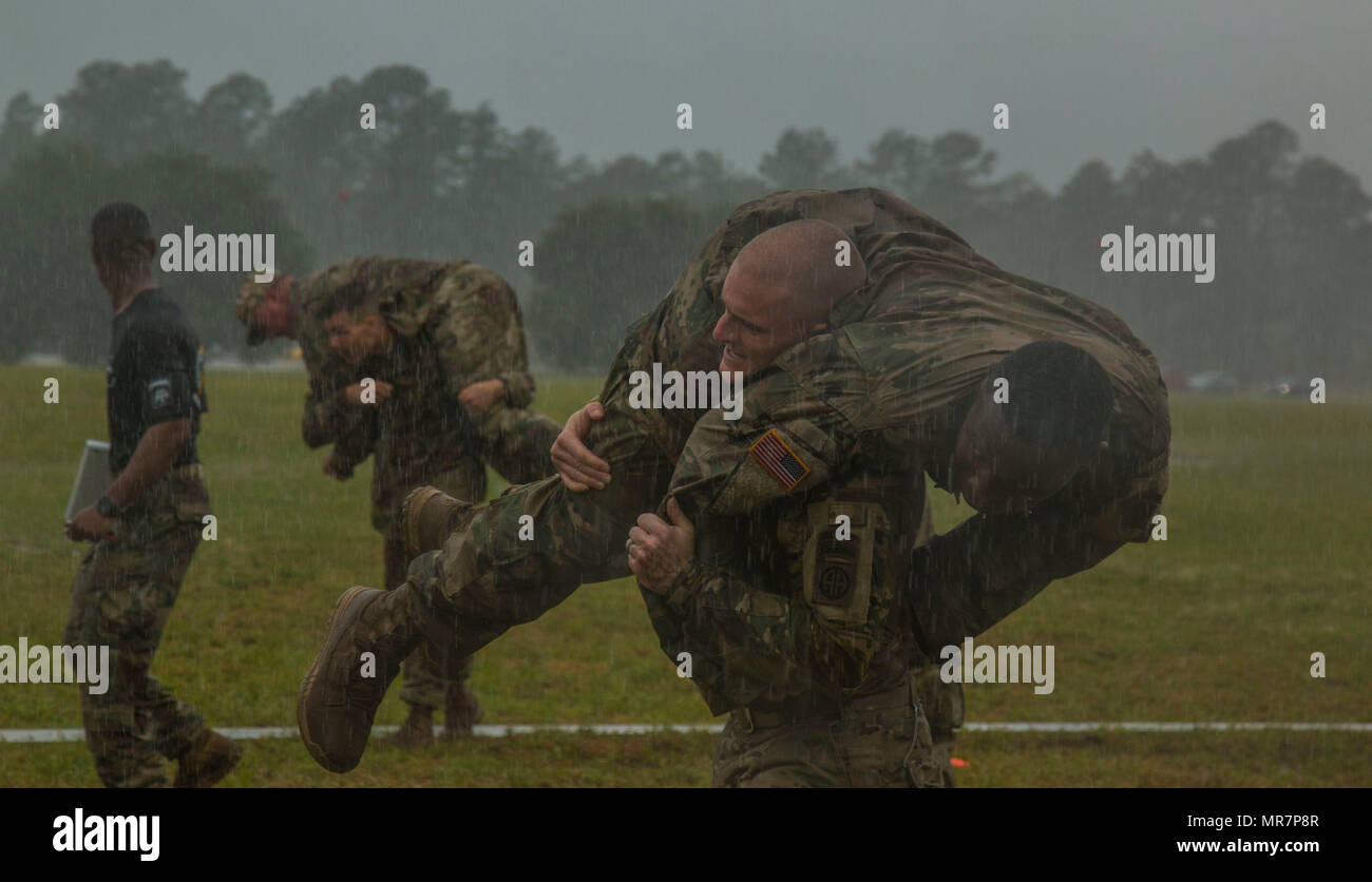 Un paracadutista assegnato al primo battaglione, 508th Parachute Reggimento di Fanteria, 3° Brigata Team di combattimento, ottantaduesima Airborne Division, pompiere porta una simulazione di incidente all'ottantaduesima Abn. Div. Combattere la Fitness Test durante tutta la settimana americana 100 sul campo del luccio, Fort Bragg, N.C., 23 maggio 2017. Durante tutta la settimana americana 100, Paracadutisti da tutta la divisione gareggiato nel calcio, softball, bandiera calcio, Tug-of-War, combatives, boxe, una squadra migliore concorrenza, un combattimento fitness test e un piccolo gruppo di paracadutisti concorso per vantarsi dei propri diritti e un colpo a 'Best battaglione.' tutti Americani Wee Foto Stock