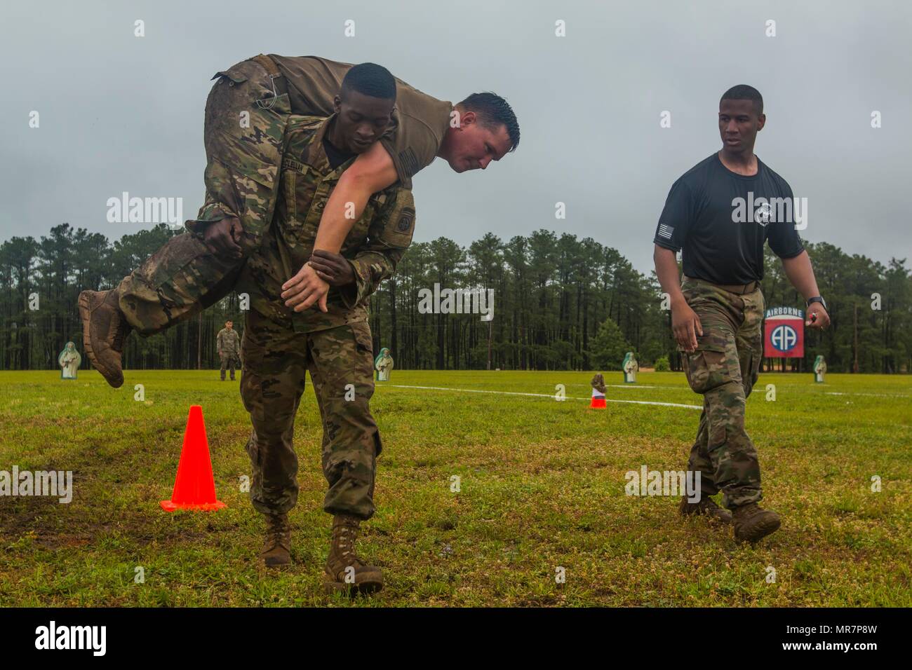 Un paracadutista assegnato al primo battaglione, 508th Parachute Reggimento di Fanteria, 3° Brigata Team di combattimento, ottantaduesima Airborne Division, pompiere porta una simulazione di incidente all'ottantaduesima Abn. Div. Combattere la Fitness Test durante tutta la settimana americana 100 sul campo del luccio, Fort Bragg, N.C., 23 maggio 2017. Durante tutta la settimana americana 100, Paracadutisti da tutta la divisione gareggiato nel calcio, softball, bandiera calcio, Tug-of-War, combatives, boxe, una squadra migliore concorrenza, un combattimento fitness test e un piccolo gruppo di paracadutisti concorso per vantarsi dei propri diritti e un colpo a 'Best battaglione.' tutti Americani Wee Foto Stock