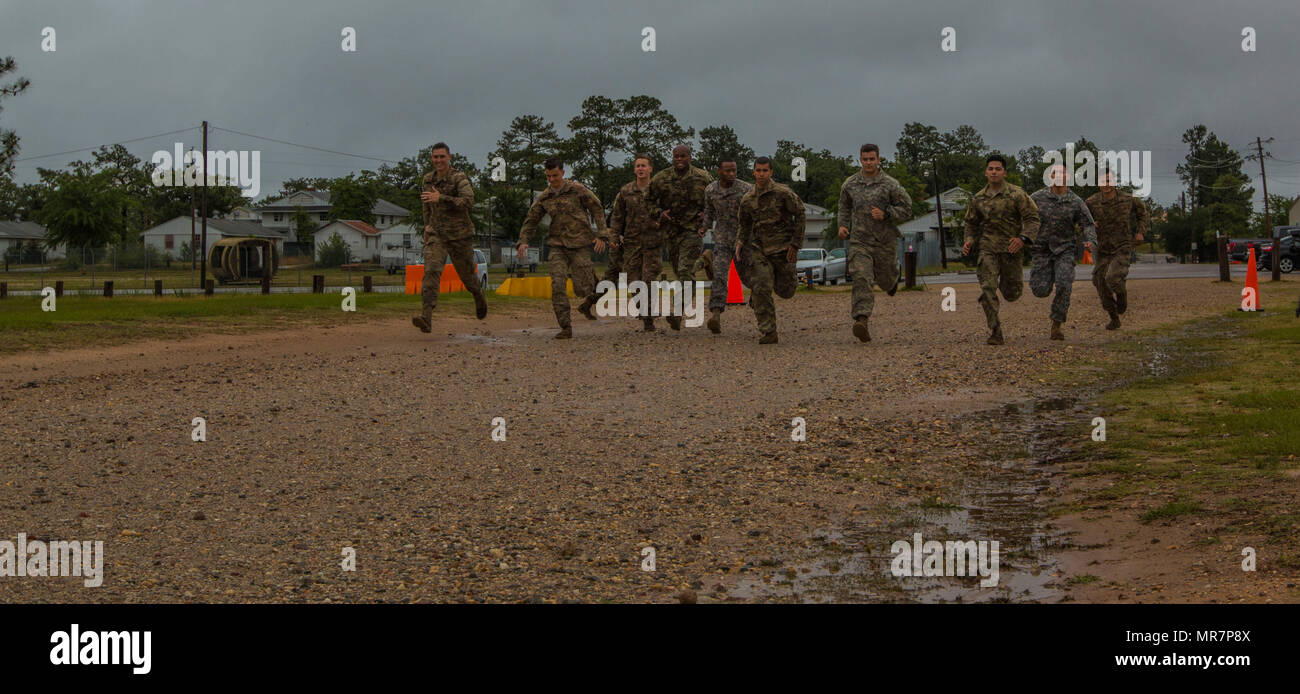 Ottantaduesima Airborne Division paracadutisti di decollo per il 800-metro eseguire all'inizio dell'ottantaduesima Abn. Div. Combattere la Fitness Test durante tutta la settimana americana 100 sul campo del luccio, Fort Bragg, N.C., 23 maggio 2017. Durante tutta la settimana americana 100, Paracadutisti da tutta la divisione gareggiato nel calcio, softball, bandiera calcio, Tug-of-War, combatives, boxe, una squadra migliore concorrenza, un combattimento fitness test e un piccolo gruppo di paracadutisti concorso per vantarsi dei propri diritti e un colpo a "Battaglione migliore." Tutte le settimana americana è una opportunità per i paracadutisti, del passato e del presente, a venire insieme e celebrat Foto Stock