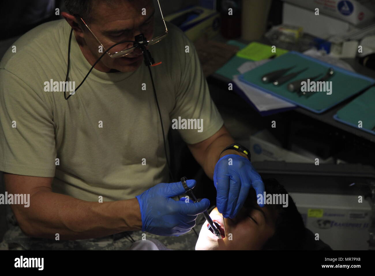 Stati Uniti Esercito Col. Rick Berrios, con la 349 di supporto di combattimento ospedale, basata al di fuori della campana, California, amministra un anestetico di intorpidimento di un paziente a una preparazione medica evento durante oltre l'orizzonte 2017, a San Ignacio, Belize, 14 maggio 2017. BTH 2017 è un U.S. Comando sud-sponsorizzato, esercito sud-led esercizio progettata per fornire aiuti umanitari e i servizi di ingegneria per le comunità nel bisogno, dimostrando il supporto degli Stati Uniti per il Belize. (U.S. Esercito foto di Spc. Kelson Brooks) (rilasciato) Foto Stock