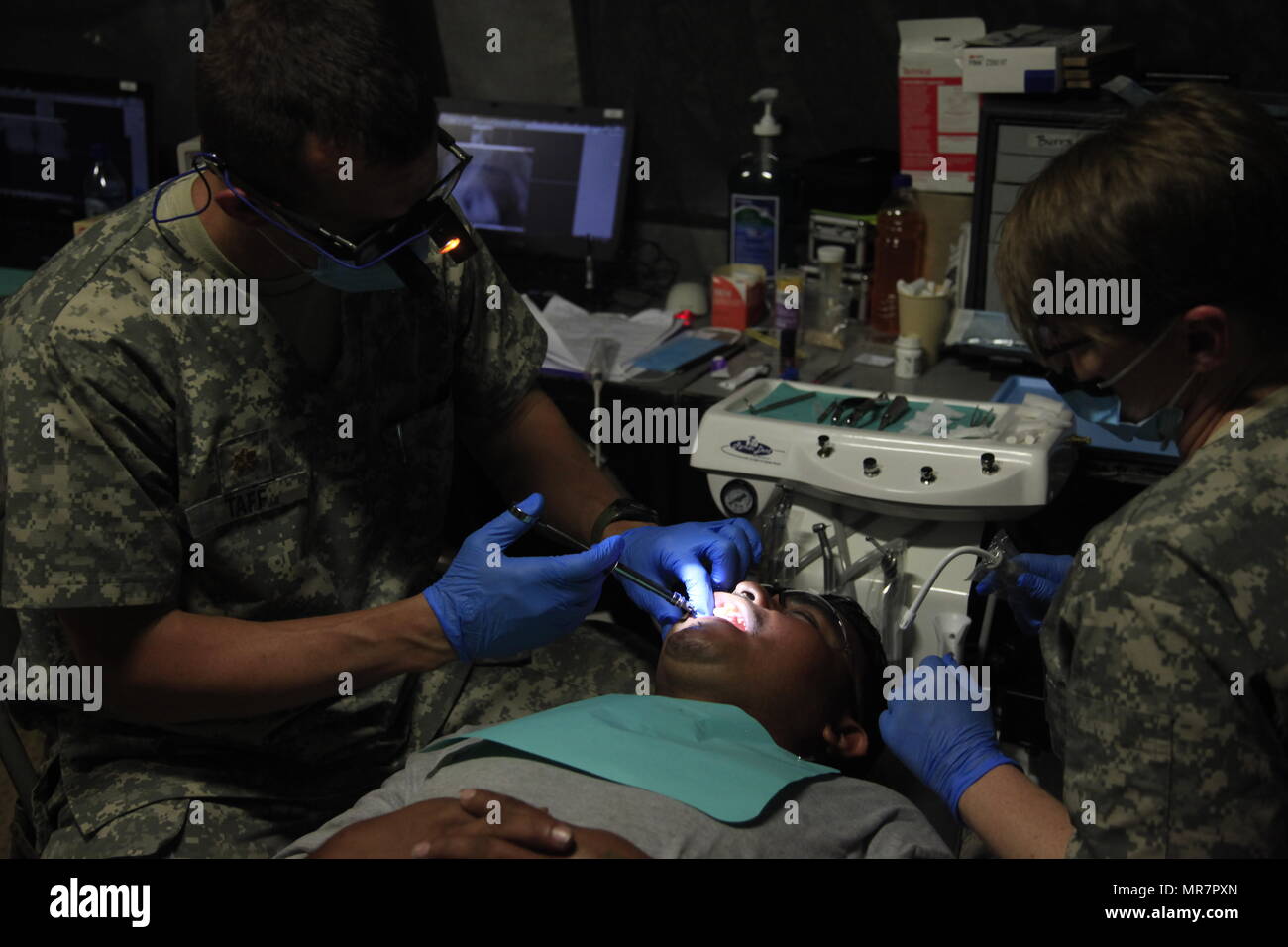 Stati Uniti Esercito il Mag. Aaron Taff, un dentista con il Wyoming Guardia Nazionale Medical distacco, amministra un anestetico di intorpidimento di un paziente a una preparazione medica evento durante oltre l'orizzonte 2017, a San Ignacio, Belize, 14 maggio 2017. BTH 2017 è un U.S. Comando sud-sponsorizzato, esercito sud-led esercizio progettata per fornire aiuti umanitari e i servizi di ingegneria per le comunità nel bisogno, dimostrando il supporto degli Stati Uniti per il Belize. (U.S. Esercito foto di Spc. Kelson Brooks) (Non rilasciato) Foto Stock