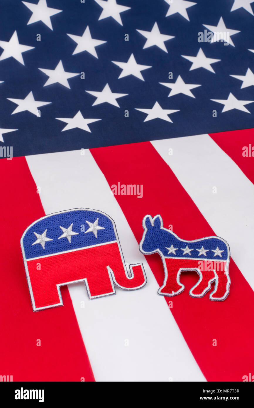 LOGO US-democratico asino e logo repubblicano elefante su stelle e strisce. Metafora 2022 elezioni USA di Midterm, Midterms, gara presidenziale per le elezioni USA Foto Stock