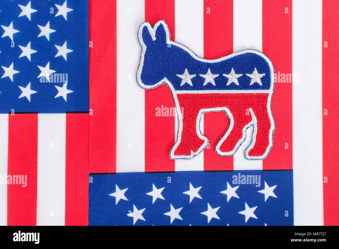 US DNC / Partito Democratico patch con bandiera Stars and Stripes. 2026 a metà mandato, 2024 elezioni presidenziali USA, Primaries USA, Super Tuesday, Democratici 2024 Foto Stock