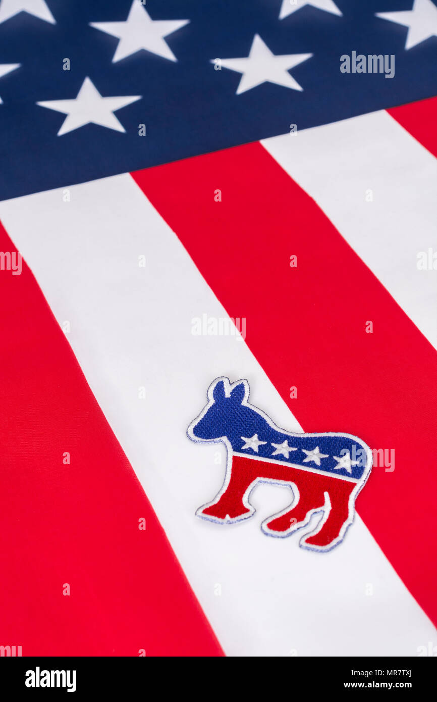 US DNC / Partito Democratico patch con bandiera Stars and Stripes. 2026 a metà mandato, 2024 elezioni presidenziali USA, Primaries USA, Super Tuesday, Democratici 2024 Foto Stock