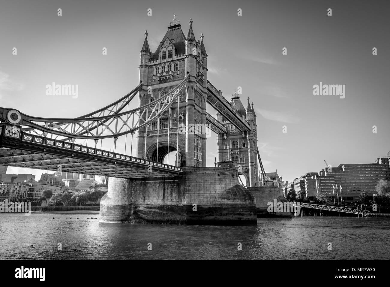 Questa è una foto in bianco e nero di Tower Bridge uno dei leggendari Londons segni di terra Foto Stock
