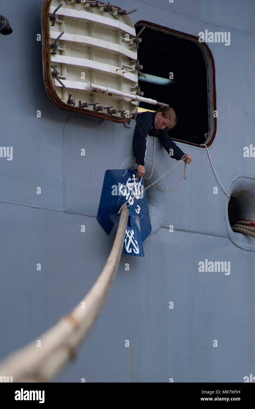 170524-N-EO381-141 NEW YORK (24 maggio 2017) un marinaio assegnato all'assalto anfibio nave USS Kearsarge (LHD 3) assicura una protezione di ratto ad una linea di ormeggio in quanto la nave arriva al Molo 88 nel centro di Manhattan per la Settimana della flotta di New York (FWNY). FWNY, ora nella sua 29 anno, è la città del tempo onorato festa del mare servizi. Si tratta di una opportunità unica per i cittadini di New York e il circostante tri-state area per soddisfare i marinai, Marine e le coste Guardie, come pure testimoniare di prima mano le funzionalità più recenti di oggi i servizi marittimi. (U.S. Navy foto di comunicazione di massa Specialis Foto Stock