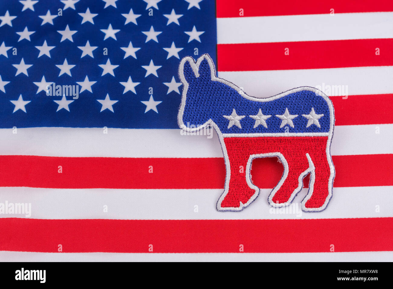 US DNC / Partito Democratico patch con bandiera Stars and Stripes. 2026 a metà mandato, 2024 elezioni presidenziali USA, Primaries USA, Super Tuesday, Democratici 2024 Foto Stock