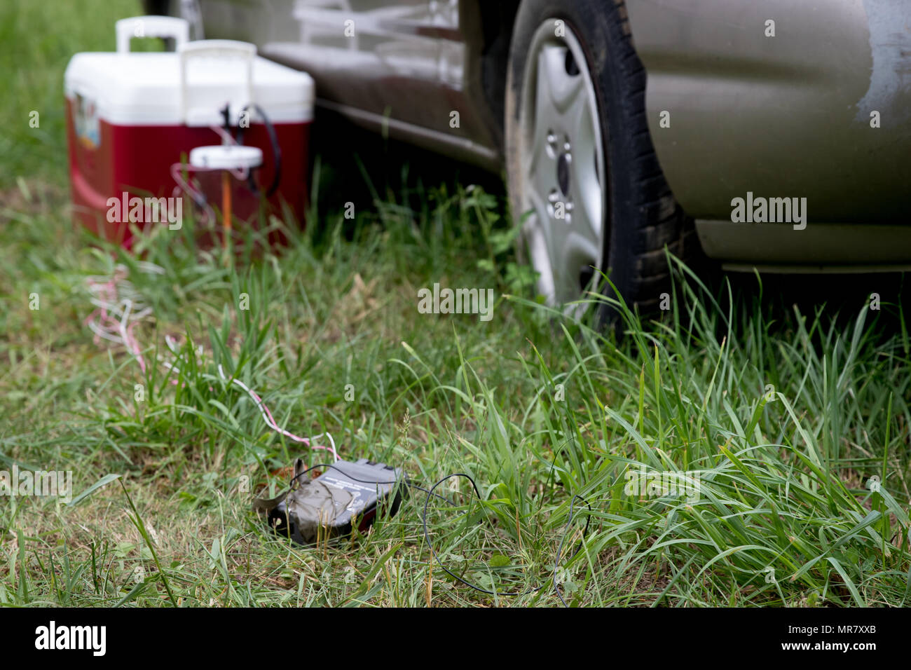 I soldati del 753rd l'eliminazione degli ordigni esplosivi (EOD) di Kingwood, W.Va., e membri del West Virginia Polizia di Stato Bomb Squad ha partecipato a un corvo della sfida che ha avuto luogo presso il Camp Dawson, Kingwood, da maggio 21-26, 2017. Raven's Challenge è un annuale, interagenzie, contatore IED esercizio che incorpora gli scenari focalizzata sulla capacità di interoperabilità tra la pubblica sicurezza squadroni della bomba e militari di EOD unità operativa di tipo domestico ambienti di IED. L'esercizio anche previsto la partecipazione internazionale. (U.S. Esercito foto di Sgt. Penni Harris) Foto Stock