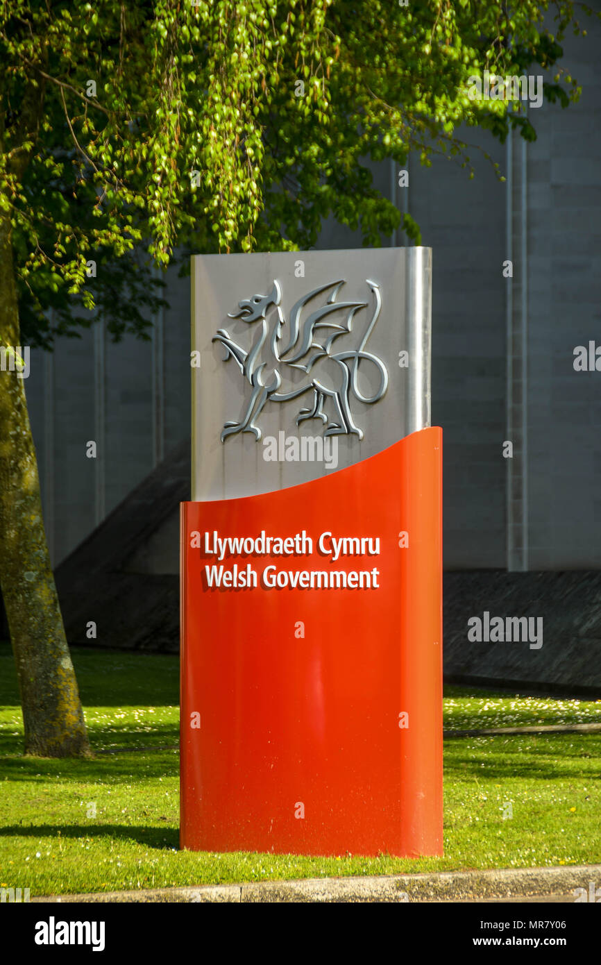 Segno con emblema al di fuori del governo gallese dell ufficio principale in Cathays Park,Cardiff Foto Stock