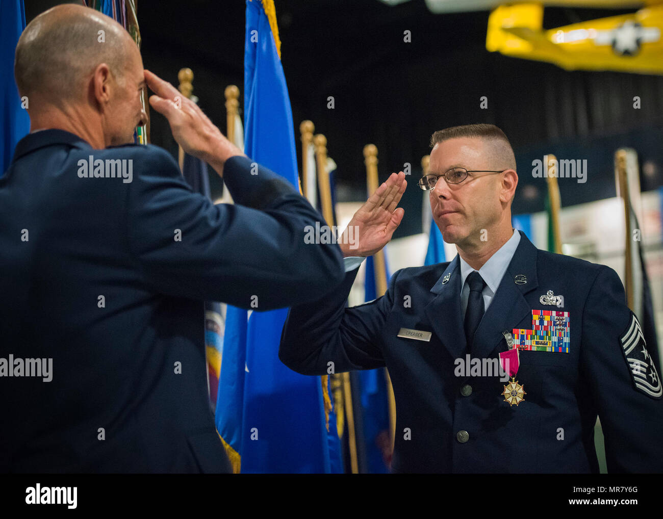 Brig. Gen. Christopher Azzano, 96 Test Wing Commander, saluta il capo di Master Sgt.Bryan Creager, 96TW il comando chief durante il capo della cerimonia di pensionamento 23 Maggio presso la Air Force Armament Museum a Eglin Air Force Base, Fla. Il cheif si ritira dopo 30 anni di servizio. (U.S. Air Force foto/Ilka Cole) Foto Stock