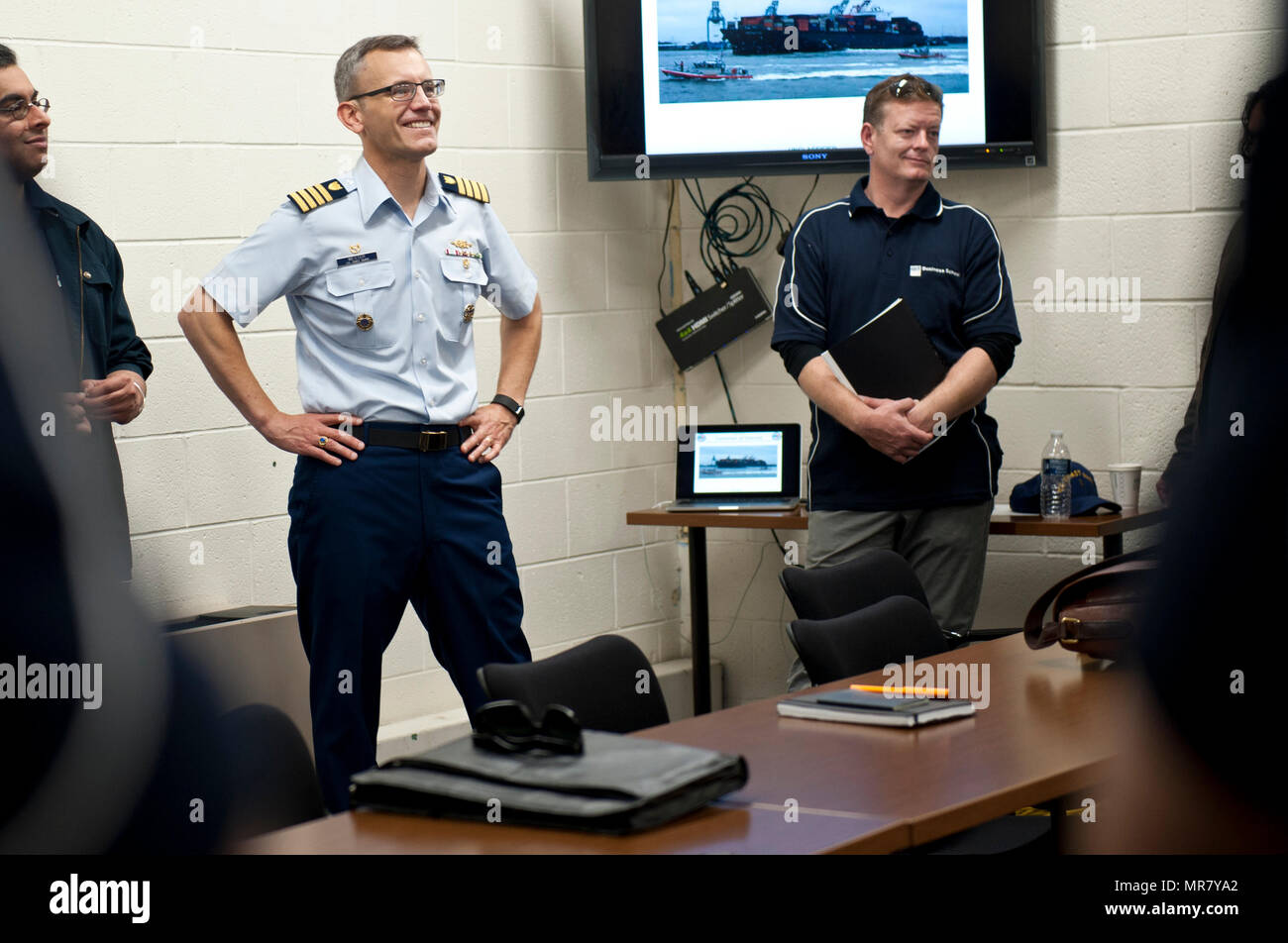 La guardia costiera della CPT. Richard Wester, comandante del settore Hampton Roads a Portsmouth, Virginia, accoglie studenti da Queensland University of Technology di Brisbane, Queensland, Australia, durante il loro tour del settore Maggio 25, 2017. Durante la sessione di domande e risposte, QUT studenti Wester ha chiesto circa la struttura del settore Hampton Roads e su come la protezione di litorale collabora con enti locali, statali e federali. (U.S. Coast Guard foto di Sottufficiali di terza classe Corinne Zilnicki/rilasciato) Foto Stock