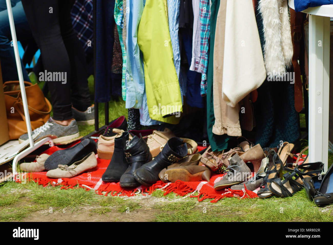 Passeggiare per il mercato delle pulci Foto Stock